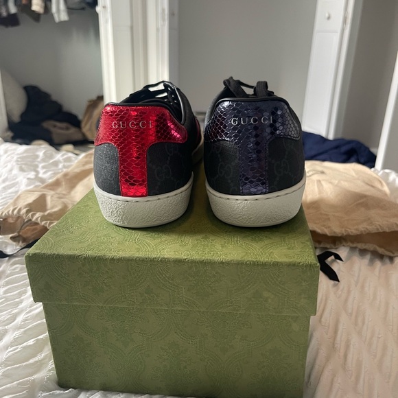 Gucci Black and Red Sneakers with Textured Fabric and White Sole - Picture 3 of 7